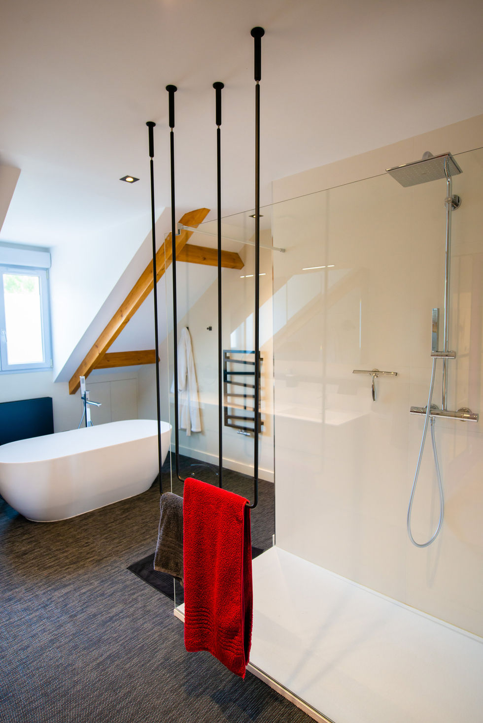 Vaires-sur-Marne-salle de bain baignoire ilot et porte serviette suspendu – 1001 Idées, architecte d'intérieur