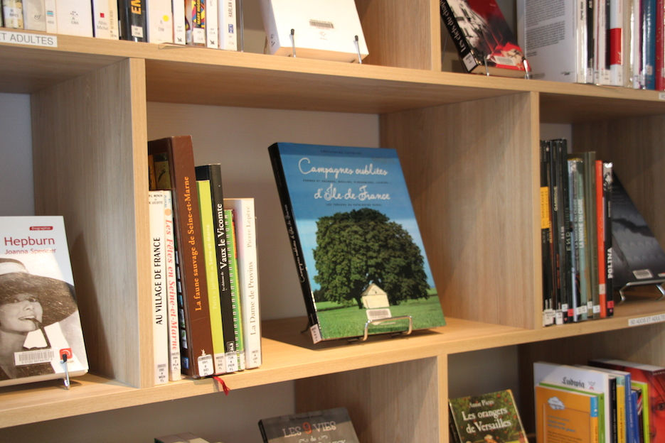 Transformation d’un débarras en bibliothèque municipale fonctionnelle et design