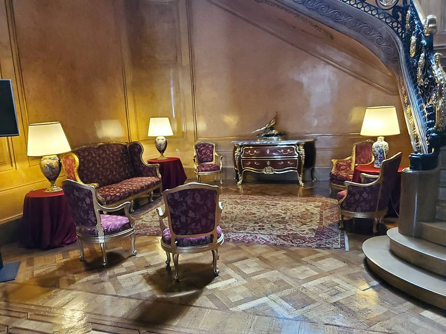 Холл, ведущий в главные помещения. Пока ждешь посла, можно посидеть