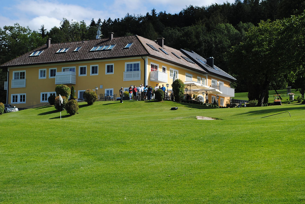 Clubhaus von unten.JPG