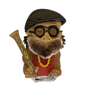 Caricatura artigianale in legno ispirata a Lucio Dalla con basco, occhiali rotondi, barba in pelliccia, clarinetto e collana gialla, pezzo unico fatto a mano