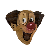 Scultura artigianale in legno ispirata ai Fratellini raffigurante un volto di clown con naso rosso, occhi grandi e sorriso aperto, pezzo unico fatto a mano