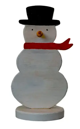 Pupazzo di neve decorativo in legno dipinto bianco con cappello nero, sciarpa rossa e naso in legno naturale, base tonda, fatto a mano – Laboratorio Gamba di Legno, Cooperativa Casa di Nazareth, Ciriè