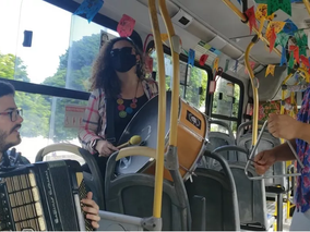 Ônibus circula com decoração junina e trio de sanfoneiro no dia de São João em Natal