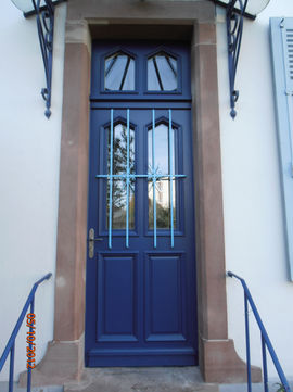 Michael Huguel les compagnons du devoir filiale bois strasbourg et Dijon. Le menuisier ou la menuisière travaille le bois et les matériaux dérivés du bois. Il/elle fabrique des meubles et des ouvrages servant à l’agencement et à la décoration intérieure. Il/elle intervient notamment dans la fabrication et la mise en oeuvre des huisseries (portes, fenêtres), des escaliers, des parquets, des boiseries, des agencements... Il/elle gère aussi la restauration du patrimoine. En plus de son savoir sur le bois, il/elle utilise également ses connaissances et ses compétences de mise en oeuvre sur d’autres matériaux.
Les qualités requises sont la minutie, la polyvalence et la créativité.