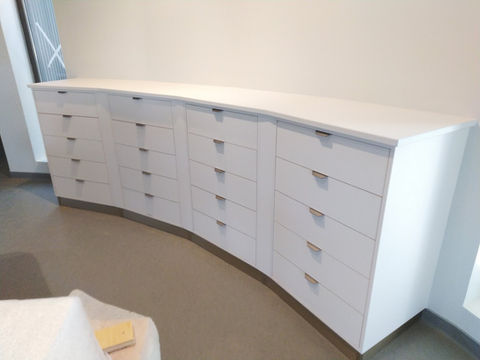 artisan menuisier HUGUEL saint maurice sur moselle. Nous opérons en Lorraine, notamment dans les Vosges (Épinal, Remiremont, La Bresse, Saint-Dié) et le nord de l’Alsace (Strasbourg).
Nous travaillons uniquement avec des bois de qualité