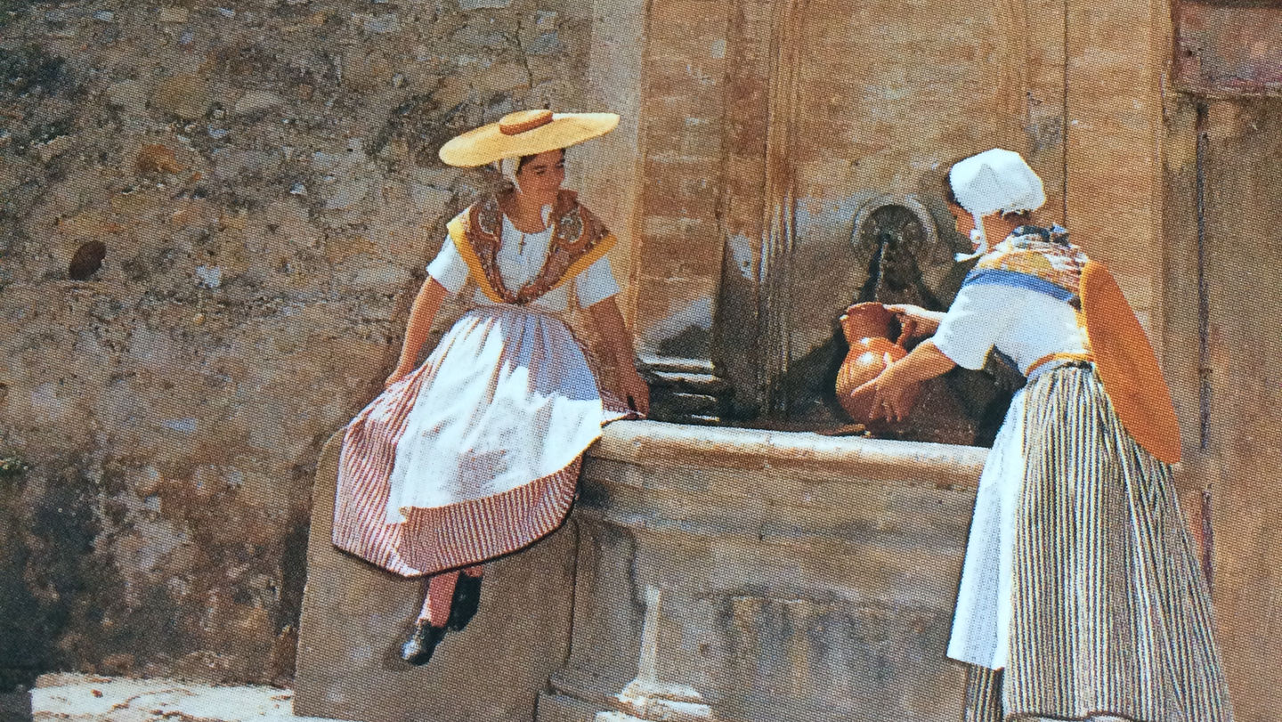 femmes en costume provençal.jpeg