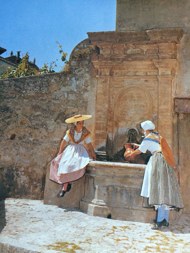 femmes en costume provençal.jpeg