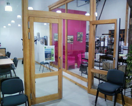 Michael Huguel les compagnons du devoir filiale bois strasbourg et Dijon. Le menuisier ou la menuisière travaille le bois et les matériaux dérivés du bois. Il/elle fabrique des meubles et des ouvrages servant à l’agencement et à la décoration intérieure. Il/elle intervient notamment dans la fabrication et la mise en oeuvre des huisseries (portes, fenêtres), des escaliers, des parquets, des boiseries, des agencements... Il/elle gère aussi la restauration du patrimoine. En plus de son savoir sur le bois, il/elle utilise également ses connaissances et ses compétences de mise en oeuvre sur d’autres matériaux.
Les qualités requises sont la minutie, la polyvalence et la créativité.