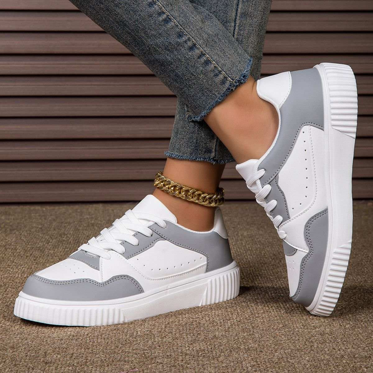 grau-weißer Sneaker, Linksansicht