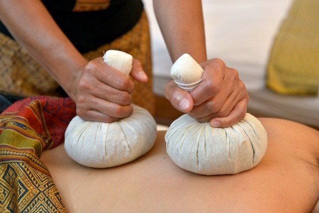 Miniature : Massage Thaï  "Luk Prakob"  90 minutes ( par personne )