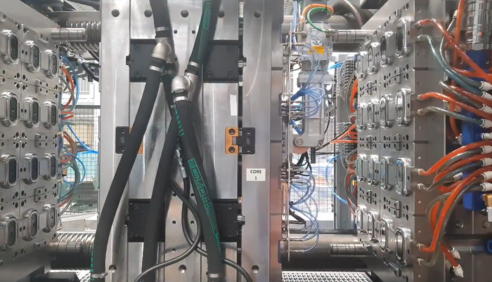 OliRobot 16 Cav End of Arm Tool EoAT for Rotation Injection Mould.PNG