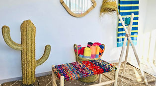 Ambiance bohème Soleil Tissé : foutas colorées, cactus et paniers en fibres naturelles, déco artisanale