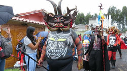 Diablos tomándose Alangasí