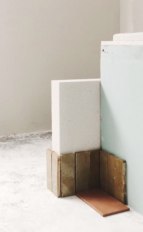 Witte blok met bruine tegels en blauw paneel