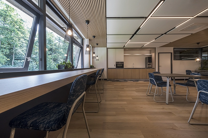 the Fresh Perspective_Michou van Gennip_ASF Fischer_Social space lange bar aan het raam.we