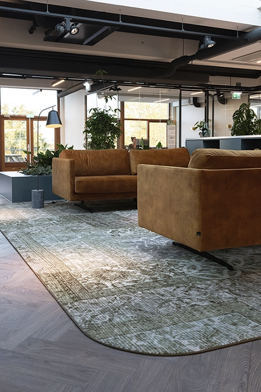 the Fresh Perspective_Fyffes social space_interieurontwerp_banken leder.webp