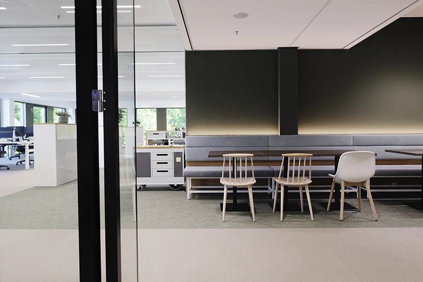 the Fresh Perspective_Garage_social space_interieurontwerp_social space lange bank.webp