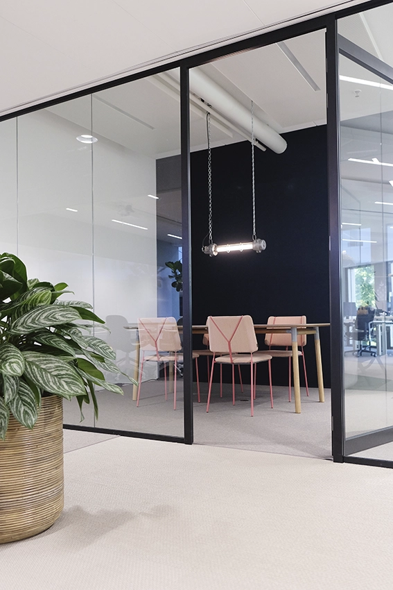 the Fresh Perspective_Garage_social space_interieurontwerp_roze stoelen_vergaderruimte.web