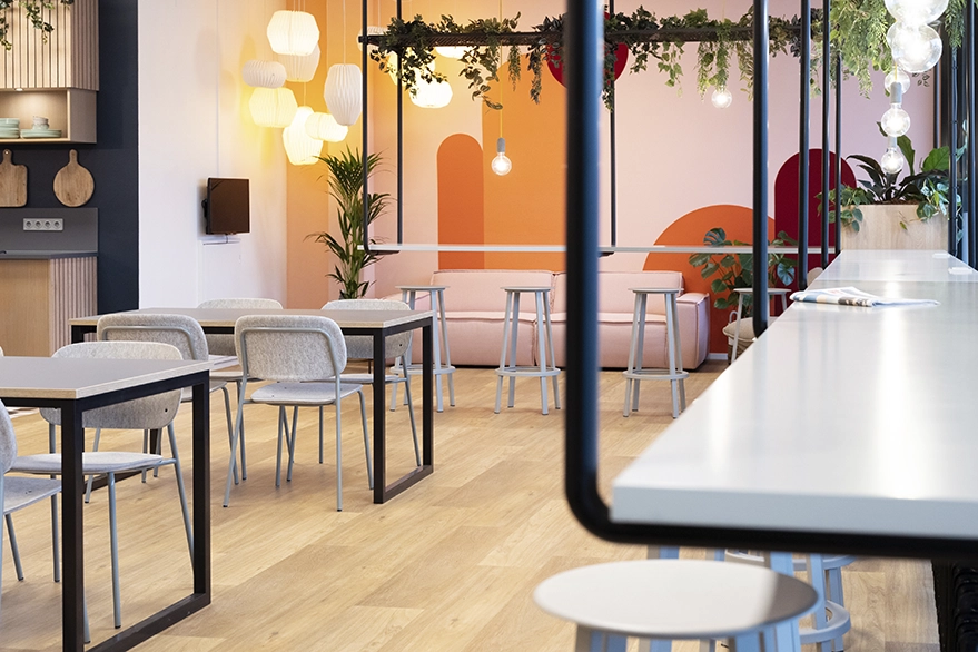 the Fresh Perspective_Newday Offices Arnhem_lange bar aan het raam_interieurontwerp.webp