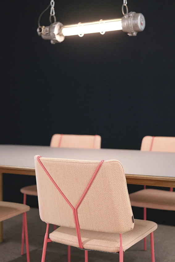 the Fresh Perspective_Garage_social space_interieurontwerp_roze stoelen.webp