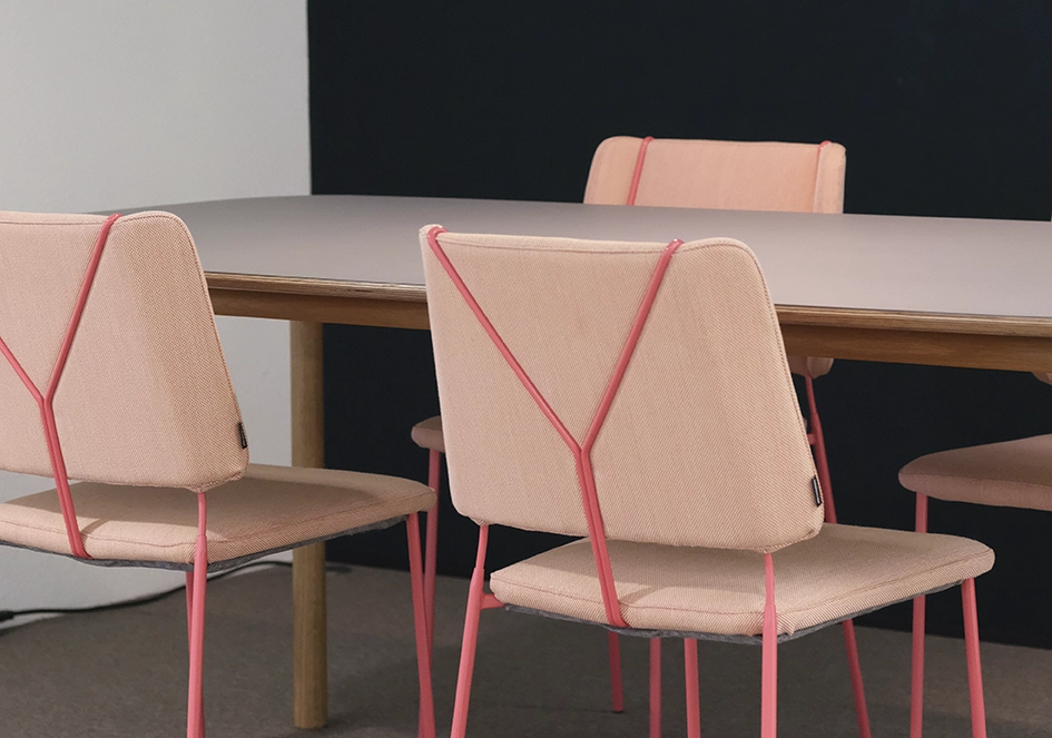 the Fresh Perspective_Garage_roze stoelen2.webp