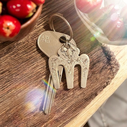 Porte clefs ou médaille M  en argent