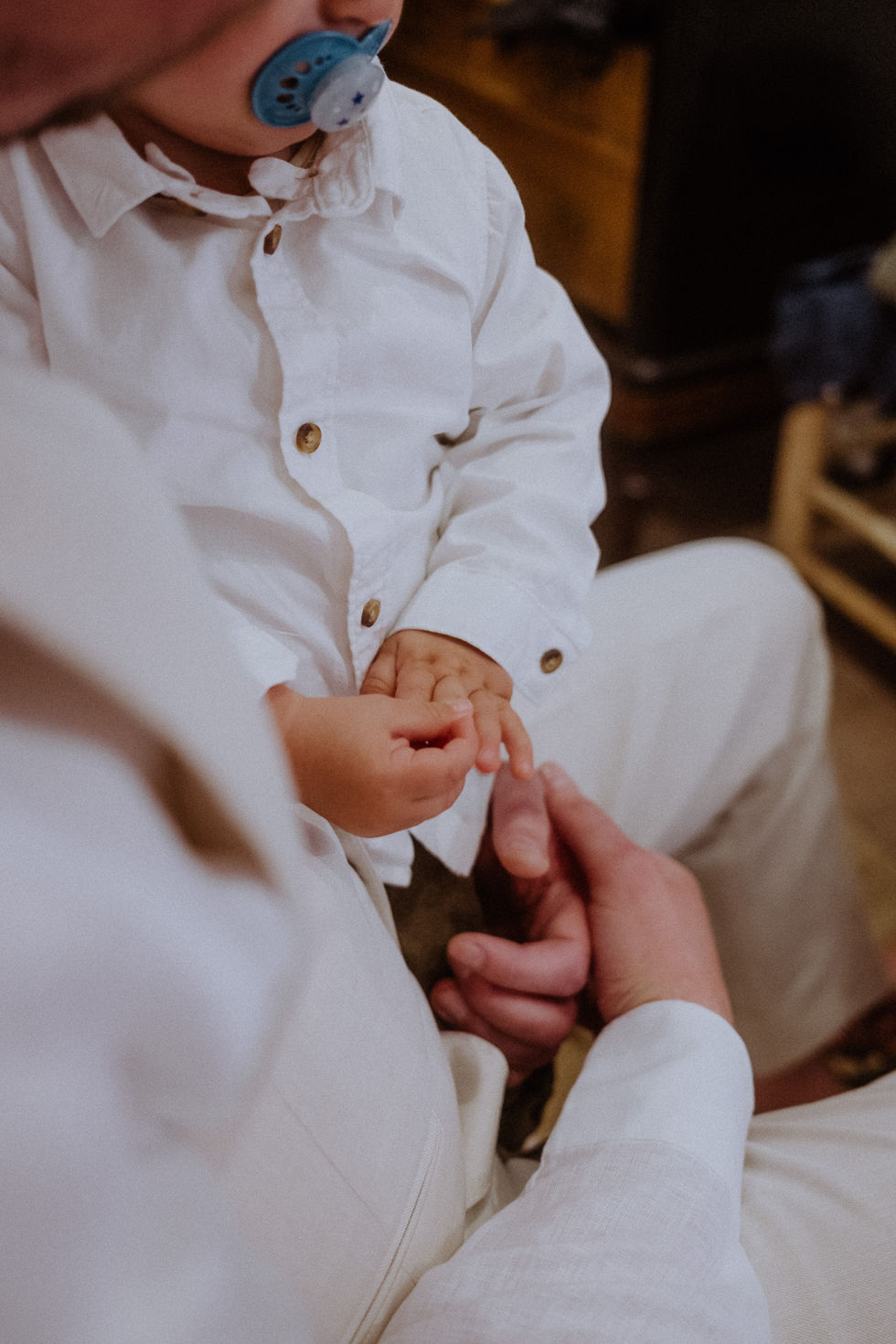 kleines kind mit schnuller und händen in nahaufnahme