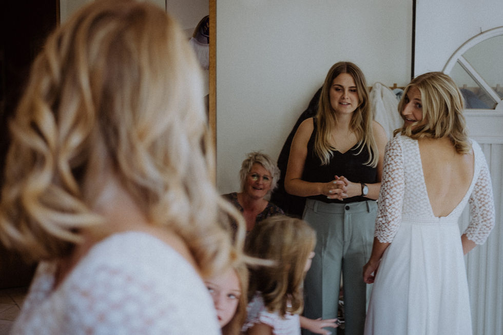 Braut mit Familie und Kindern beim Ankleiden