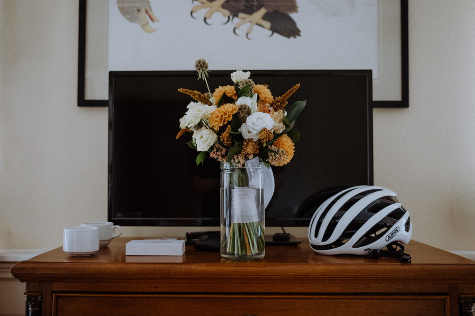 Blumenstrauß auf dem Tisch im Zimmer auf Gut Ulrichshusen.