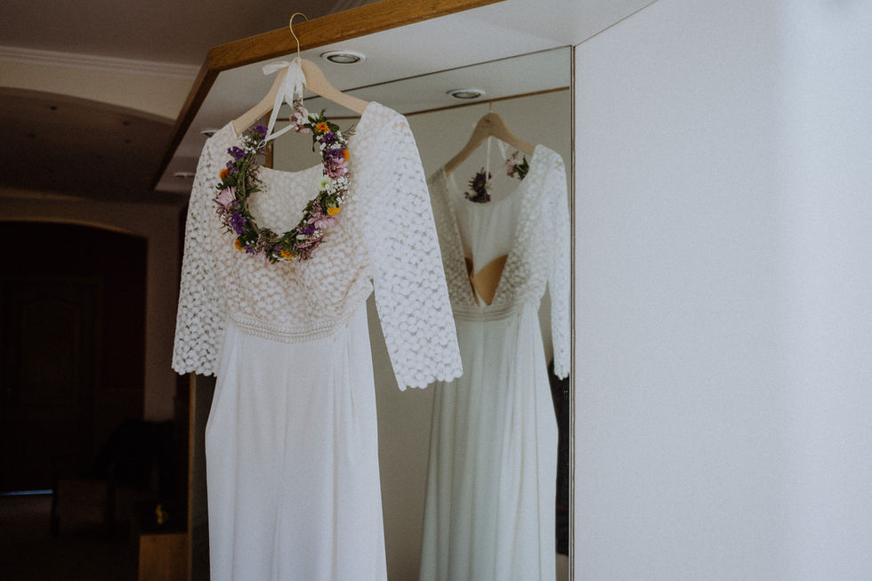 Brautkleid und Blumenkranz im Spiegel