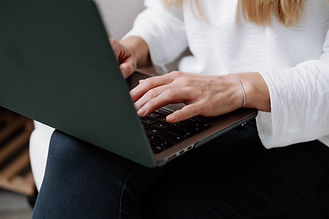 Unternehmensreportage mit Händen an einem Laptop im Arbeitsalltag