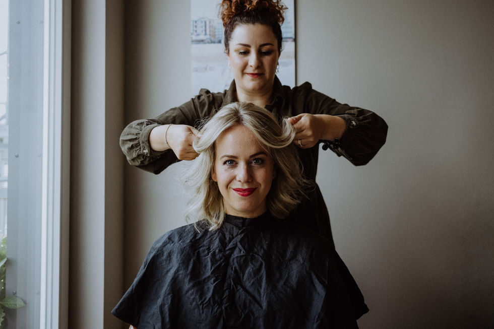Getting ready der Braut beim Haare machen der Visagistin.