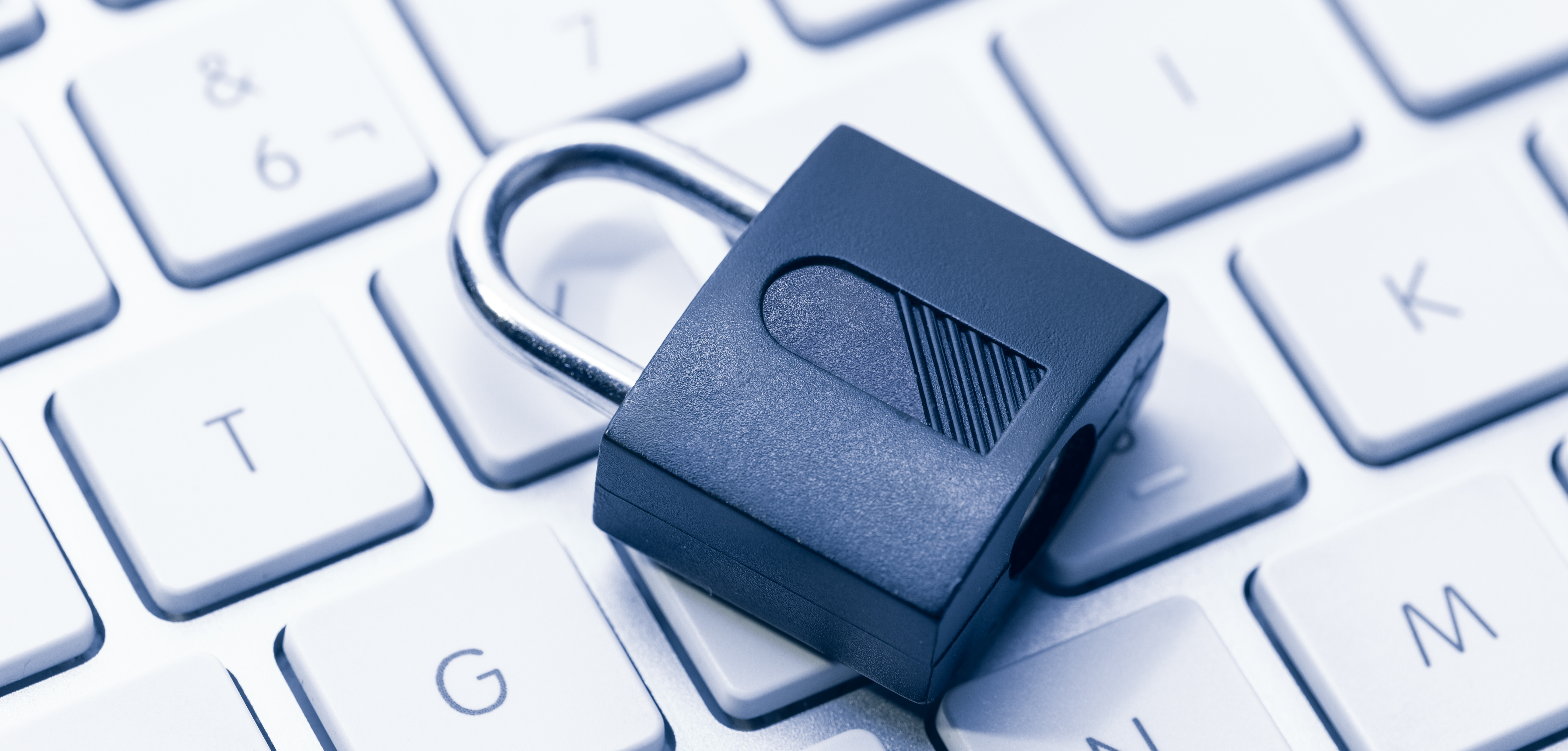 Desafios de segurança, privacidade e governança que acompanham a adoção da Inteligência Artificial, importância de proteger dados e estabelecer controles à medida que a tecnologia ganha espaço nas organizações.