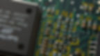 Close-up de chip eletrônico em placa de circuito destacando semicondutores e componentes responsáveis pela alta de custos na indústria de tecnologia