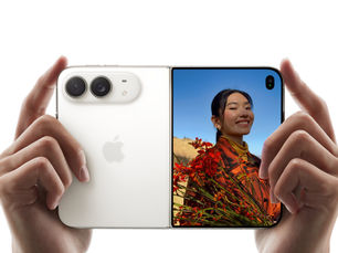 O iPhone Duo aberto revela sua tela Super Retina XDR dobrável de 7,6 polegadas, destacando a nova proposta da Apple de combinar portabilidade, multitarefa e uma experiência de tela ampliada em um único dispositivo.