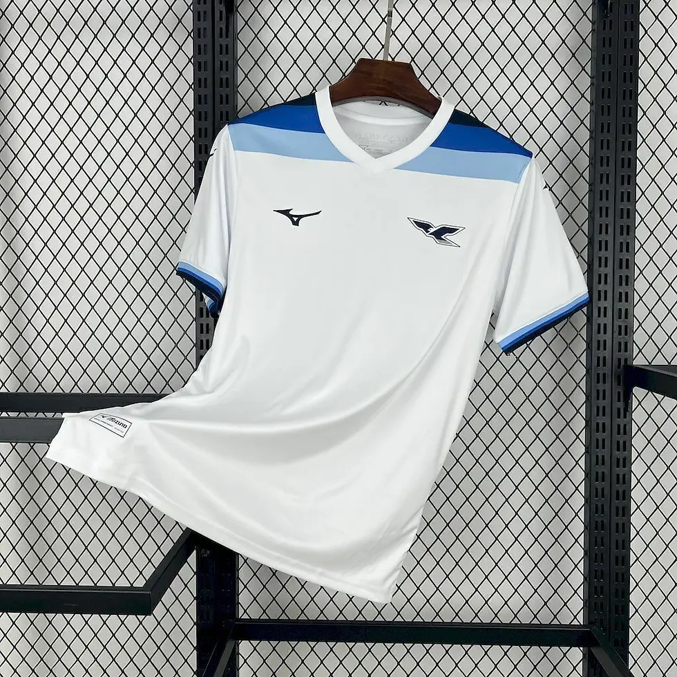 camisa-lazio-branca-125-anos-2025-modelo-torcedor-pedro-vecino-guendouzi