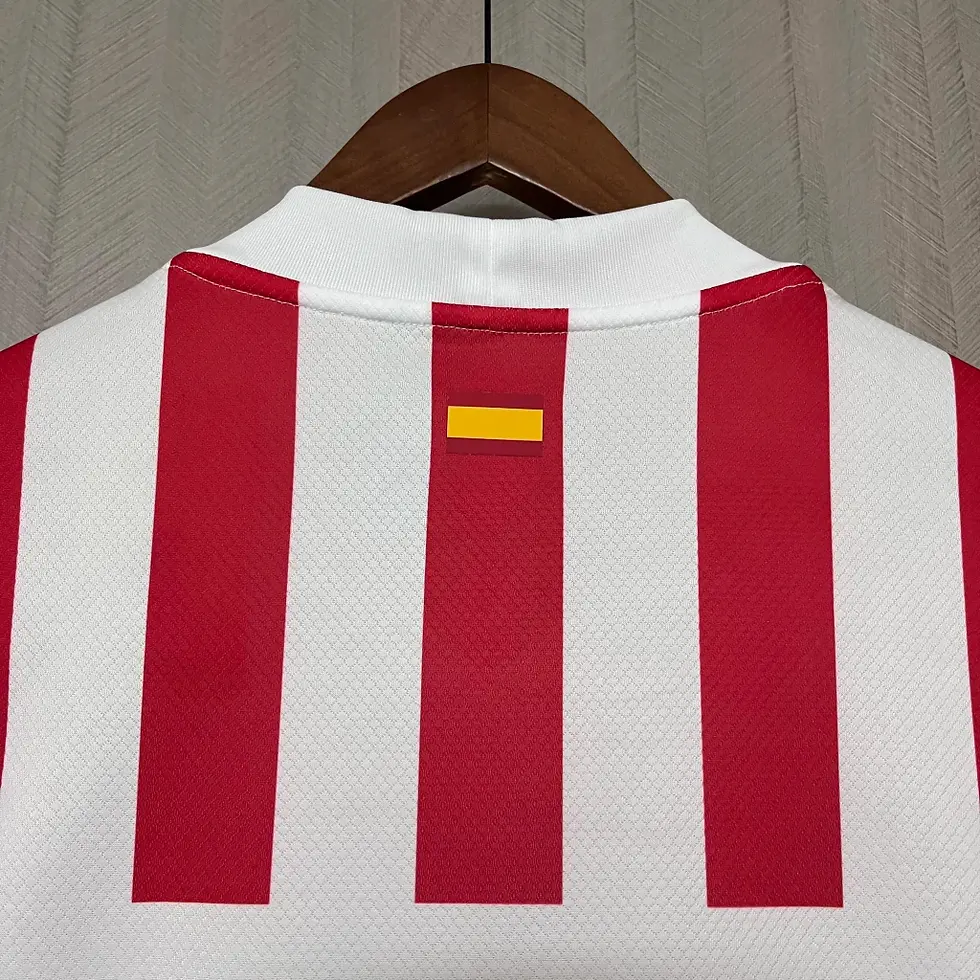 Miniatura: camisa-atletico-madrid-25-26-home-vermelha-branca-listrada-atleti-uniforme-titular-masculina-modelo-torcedor-griezmann-simeon