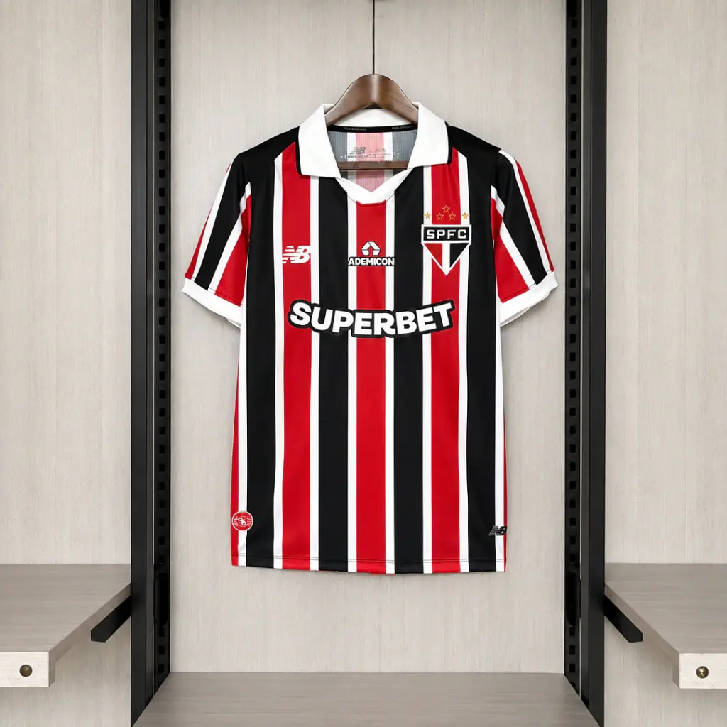 camisa-sao-paulo-away-fora-tricolor-2026-masculina-modelo-torcedor-branco-preto-vermelho-new-balance-superbet-ademicom