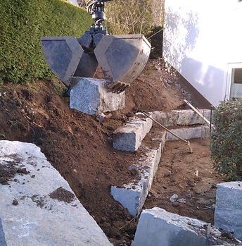 Granitquader Mauer über Hecke Kran setzen Ortenaukreis