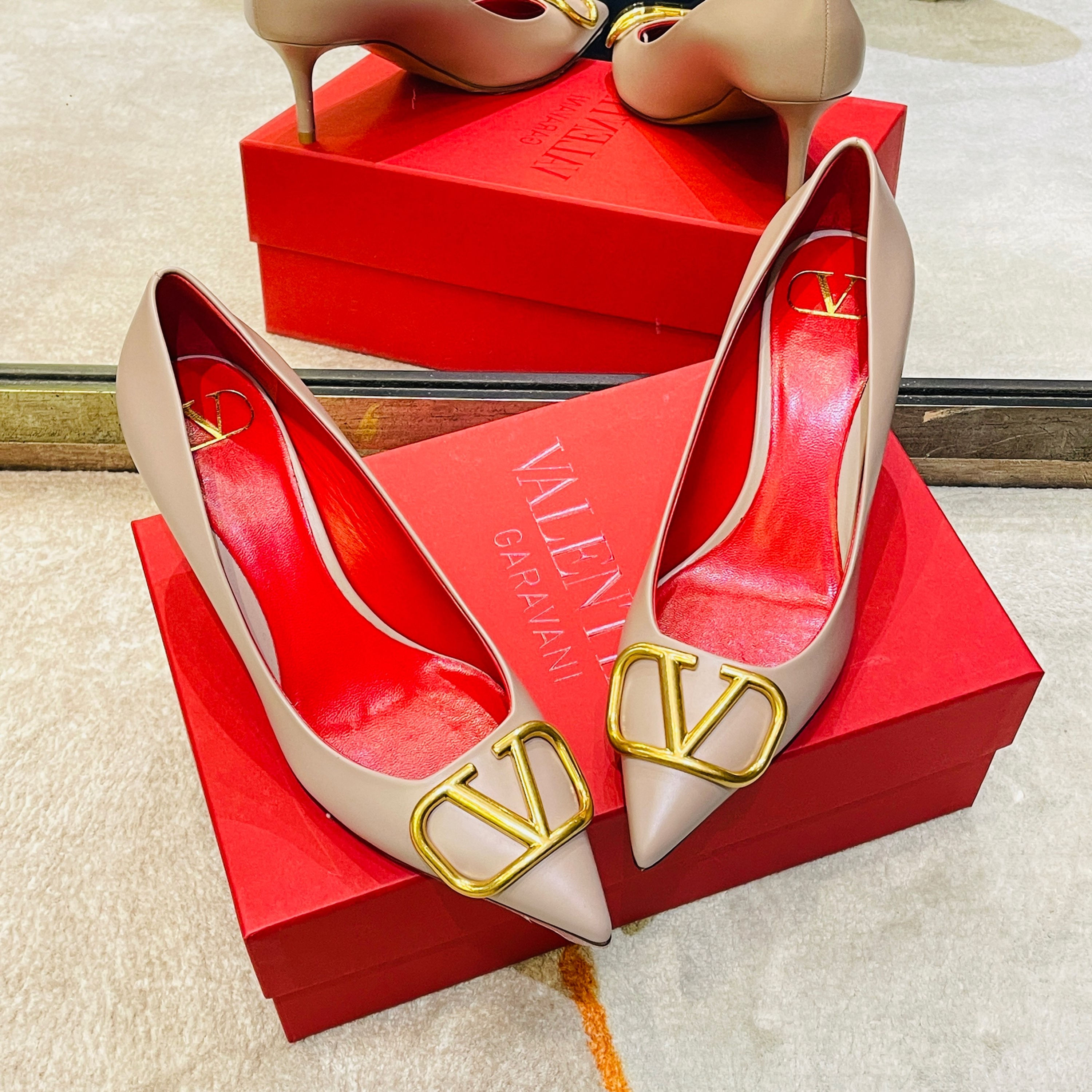 Valentino Vlogo 60mm leather Pump in nude 