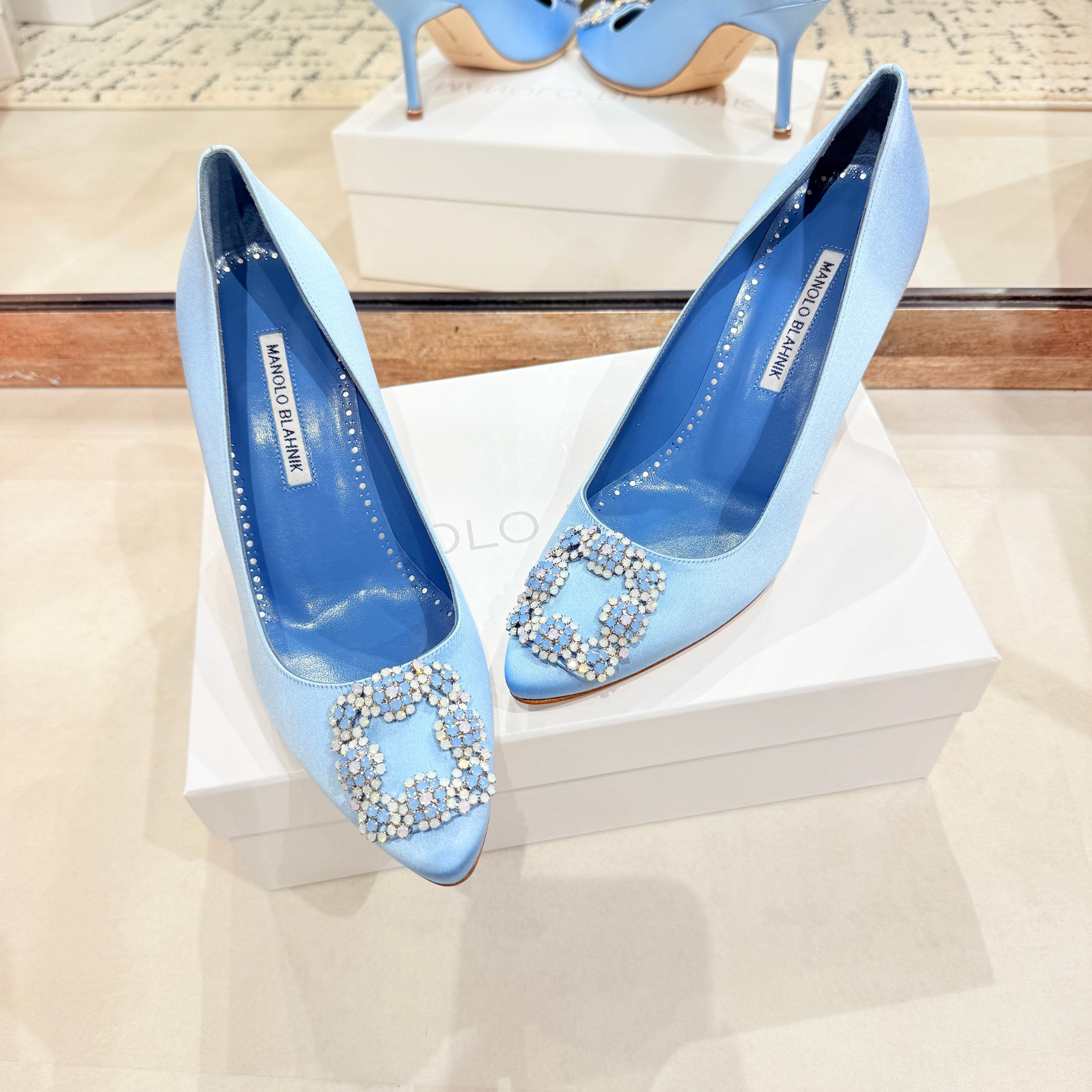 Manolo Blahnik Hangisi 7cm Jewel buckle Satin in Blue