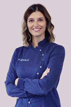 Laureata in Odontoiatria e Protesi Dentaria con il massimo dei voti nel novembre 2011 presso l’Università degli Studi di Firenze, si dedica esclusivamente all’odontoiatria pediatrica e all’ortodonzia del paziente in
crescita e dell’adulto.

Ha effettuato due anni di frequenza clinica presso la SOD di Ortognatodonzia dell’Università degli Studi di Firenze diretta dal prof. Efisio Defraia, tutorata dal dott. Tiziano Baccetti e dal dott. Lorenzo Franchi, approfondendo le conoscenze sulla terapia ortopedica delle malocclusioni ortodontiche.

Ha ottenuto una menzione al merito per il contributo scientifico: “Studio Cefalometrico sulle modificazioni del morso profondo nel passaggio dalla dentatura decidua alla dentatura mista” di Cotroneo Diana, Baccelli Valentina, Vangelisti Andrea assegnato presso il XIX Congresso Nazionale del Collegio dei Docenti di Odontoiatria nell’aprile 2012. Provider Invisalign, annovera nel suo curriculum corsi annuali di tecnica ortodontica con allineatori trasparenti nell’adulto e nel bambino, corsi di tecnica ortodontica straight-wire e terapia intercettiva ed ortopedica con apparecchiature funzionali del paziente in età evolutiva.