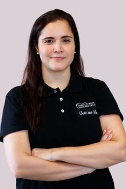 La Dottoressa Laura Bettini si è laureata con Lode presso l’Università di Pisa nel 2018.

Nel 2022 ha conseguito il master triennale in Parodontologia presso l’Eastman Dental Institute di Londra.

Attualmente lavora come parodontologa in Italia e in Gran Bretagna.

È socio ordinario della Società Italiana di Parodontologia e Implantologia.