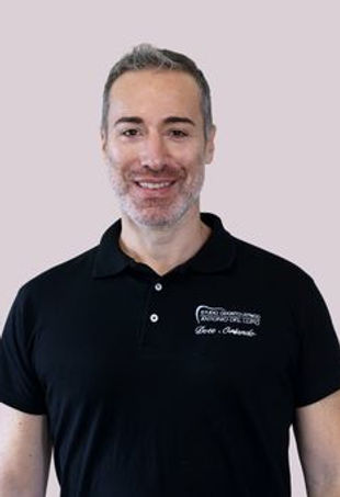 Laureato con Lode in Odontoiatria e Protesi Dentaria presso l’Università degli Studi di Pisa.
Perfezionato in Endodonzia Clinica presso l’Università degli Studi di Pisa.
Ha conseguito il Dottorato di Ricerca Internazionale in Nanobiotecnologie presso l’Università degli Studi di Marburg (Germania).
Già professore a contratto per l’insegnamento di Riabilitazione Orale III (modulo di Gnatologia) presso il Corso di Laurea Specialistica in Odontoiatria e Protesi Dentaria dell’Università degli Studi di Pisa.
Autore di oltre 50 pubblicazioni, ha partecipato in qualità di relatore a diversi congressi.
Coautore del “Manuale di Chirurgia Orale” edito da Elsevier-Masson.Ha frequentato il corso annuale di Endodonzia Clinica e Micro Endodonzia Chirurgica del Prof. Elio Berutti e i corsi di Odontoiatria Conservativa del Dr. Roberto Spreafico e del Dr. Lorenzo Vanini.