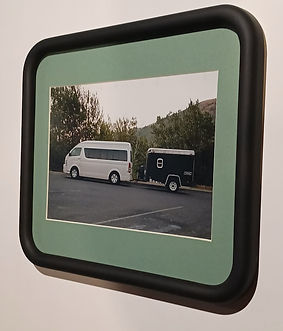 Marco de esquinas redondas negro mate con ventana verde