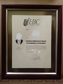 Título entre dos vidrios