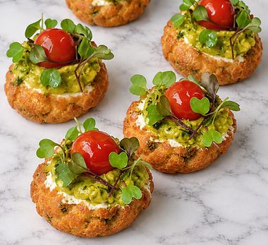pasabocas vegetarianos gourmet mini profiterol choux de straciatella, pesto y tomate cherry