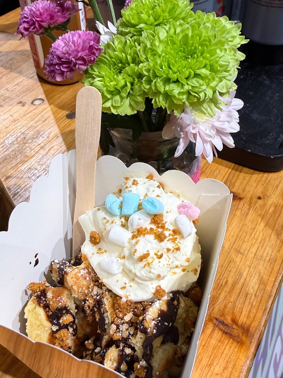 Einzigartige Waffel in Cups von Bullicious mit Sahne und Marshmallows