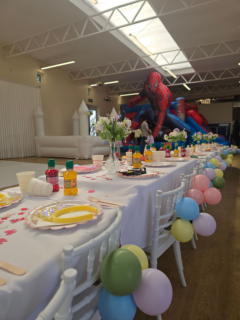 Balloon table setup and party decorations in London